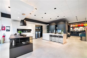 « SORTEZ DES STANDARDS »Marque premium dans sa communication, Cuisine Plus adopte une prise de parole forte bâtie sur une promesse inspirante  Sortez des standards 